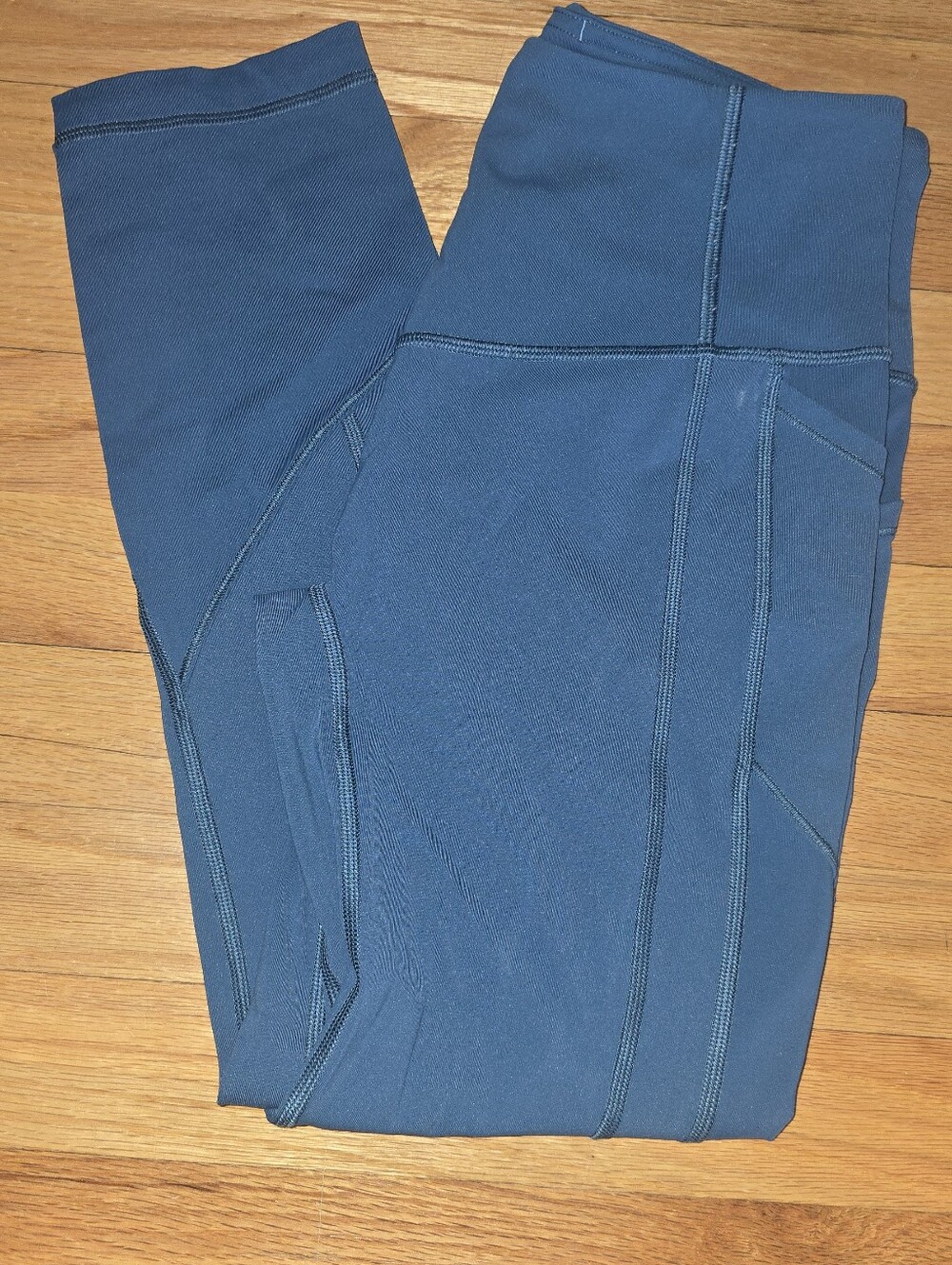 Lululemon size 8 blue leggings in excellent condition